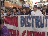 TG 14.12.10 Studenti in piazza a Bari contro il governo Berlusconi