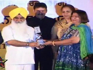 Punjabi Singer Being Facilitated At Punjabi Virsa Awards 2011