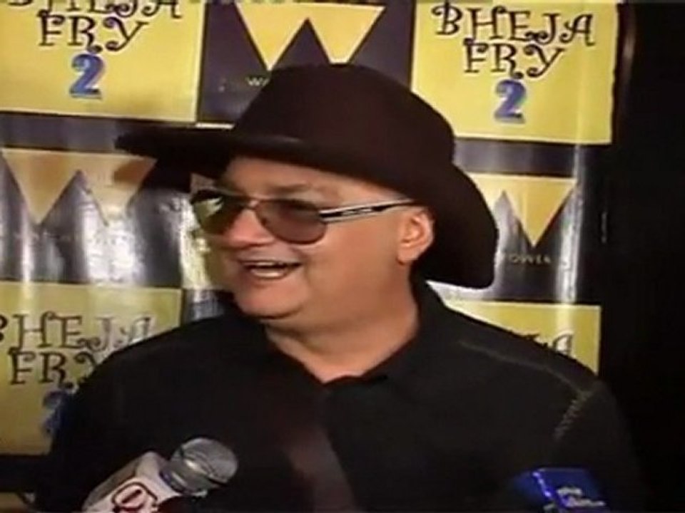 Hilarious Vinay Pathak Make Fun Of Media Person At Music Launch