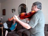 Mario, à Montréal, nous montre ses talents de violoniste