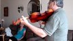 Mario, à Montréal, nous montre ses talents de violoniste