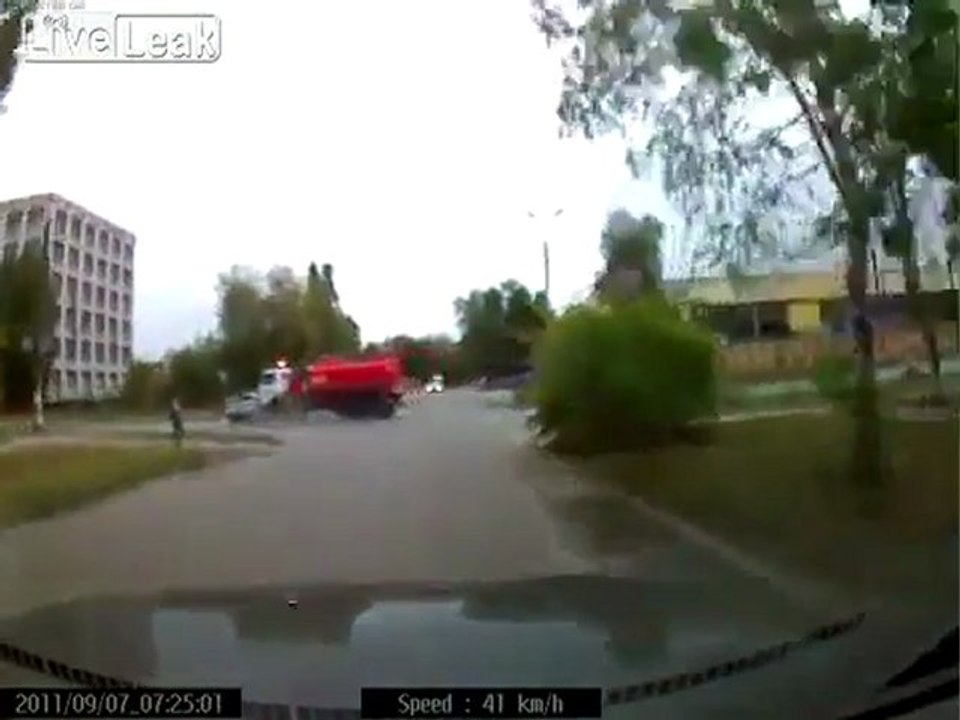 Tank-LKW fährt in ein Auto - Crash