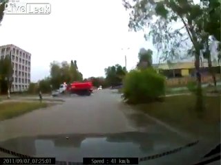 Tank-LKW fährt in ein Auto - Crash