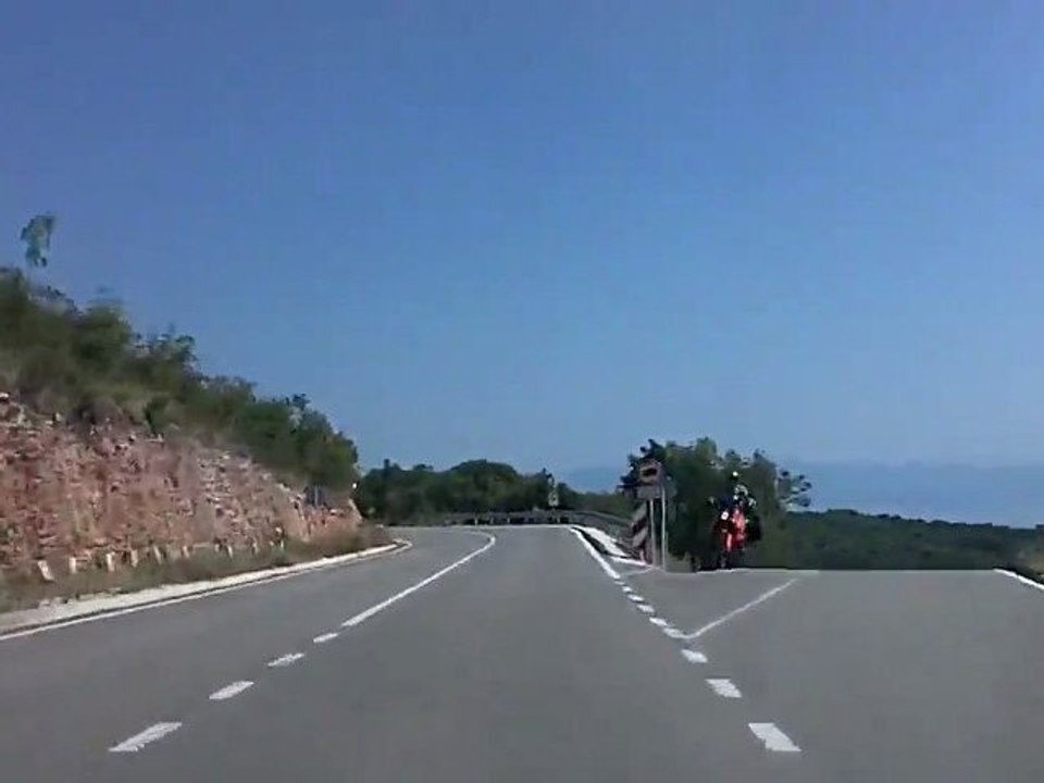 Biker fast stürzt in mir auf der Küstenstraße