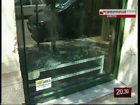 TG 17-06-09: BITONTO, INCENDIATO UN NEGOZIO. USTIONATA LA TITOLARE