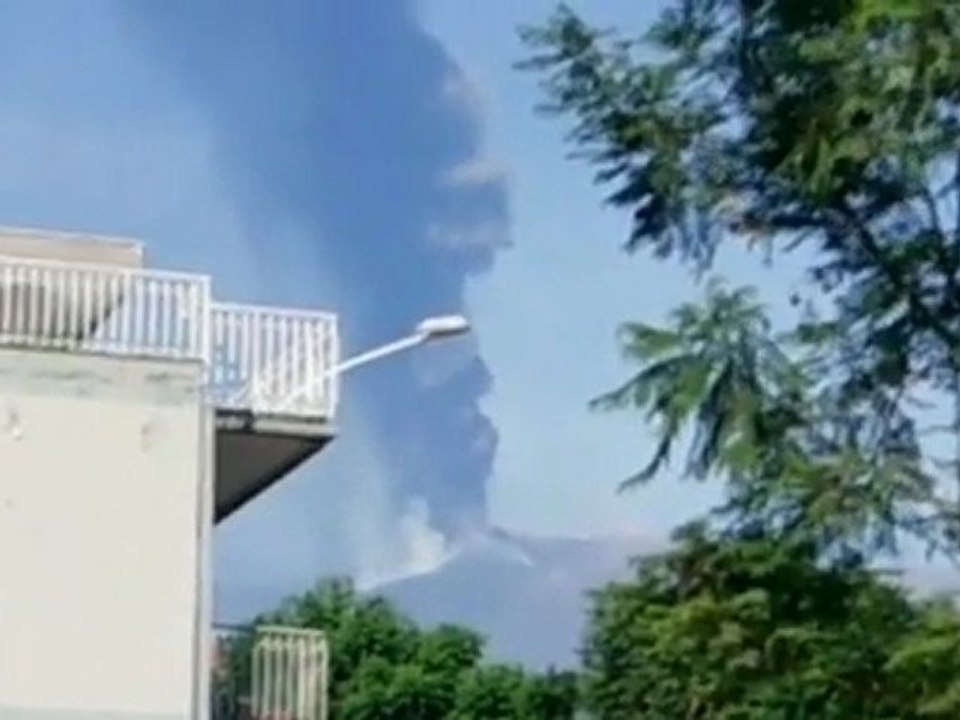Mount Etna spews ash, threatens flights