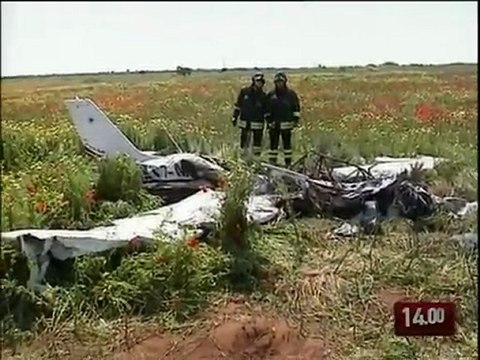 TG 21.04.10 Precipita ultraleggero a Lecce, morto carbonizzato il pilota