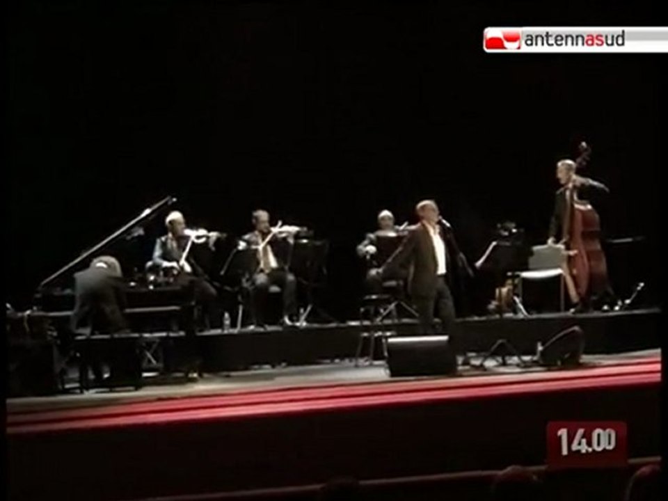 TG 29.04.10 La poesia di Roberto Vecchioni al Petruzzelli di Bari