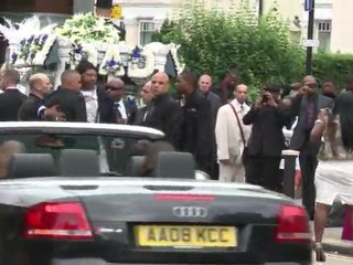 Jovem que motivou protestos em Londres é sepultado