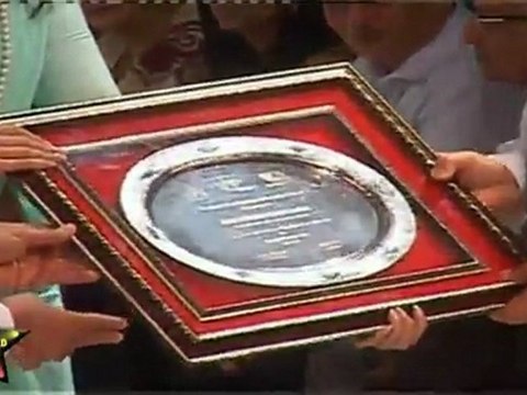 Hot Sonam Kapoor In Sexy Saree Shows her Sexy Butt At IIJW