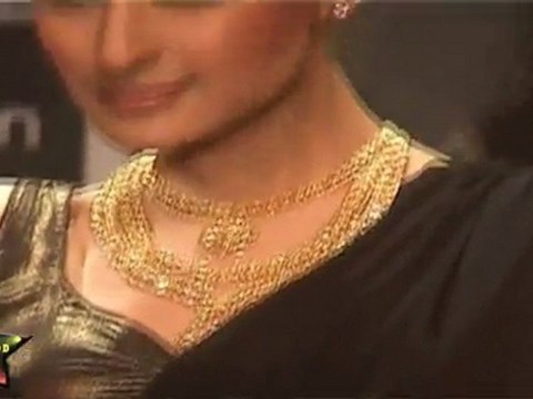 Very Hot Babes With Sexy Waist At IIJW 2011