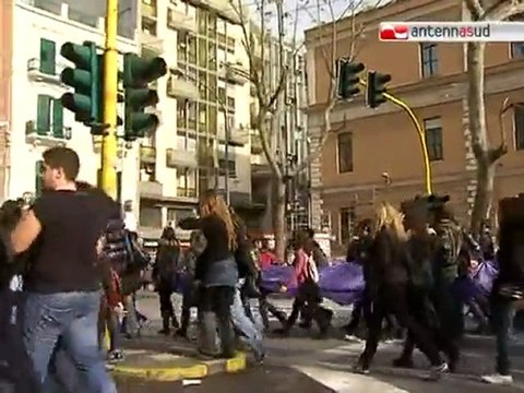 TG 30.11.10 Bari, studenti e ricercatori in piazza contro ddl Gelmini