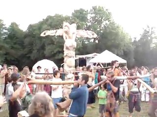 MOV08350 cercle magique  de Didgeridoo autour du totem en guise de batème