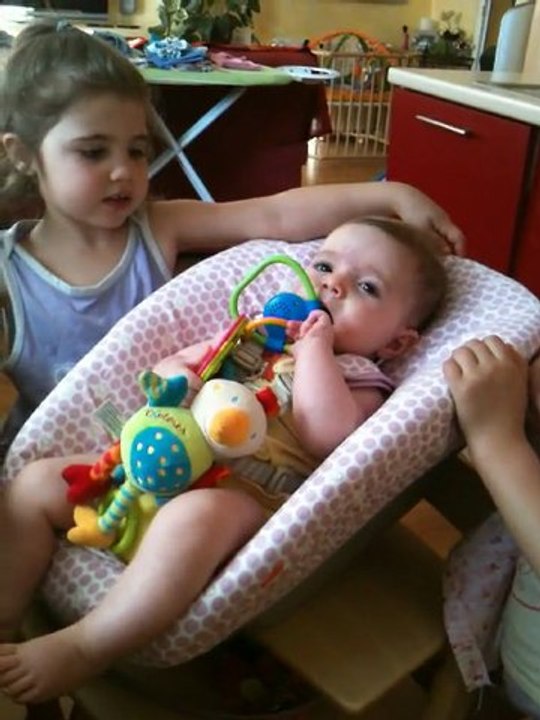 2011.06.16 Eléonore dans sa chaise