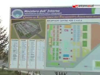 TG 12.02.11 100 profughi tunisini trasferiti da Lampedusa a Bari