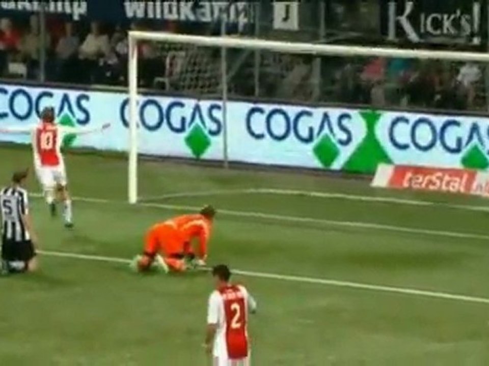 Ajax schießt sich an die Spitze