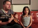 Vater und Tochter singen