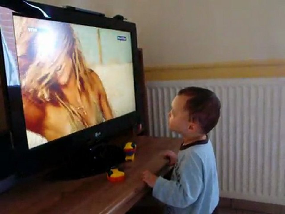 Ethan devant Shakira "loca"