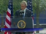 Barack Obama et George Bush côte-à-côte pour faire respecter une minute de silence : les images de la cérémonie