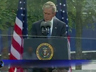 Download Video: Barack Obama et George Bush côte-à-côte pour faire respecter une minute de silence : les images de la cérémonie