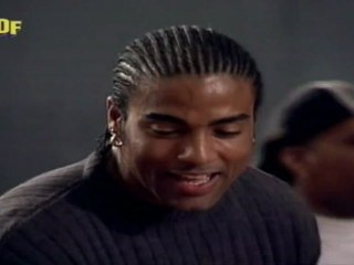 Yotuel Romero (Orishas) cantando "Era Mi Piel" en Un Paso Adelante