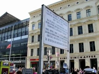 Le drapeau américain en berne à Checkpoint Charlie pour le 11 Septembre