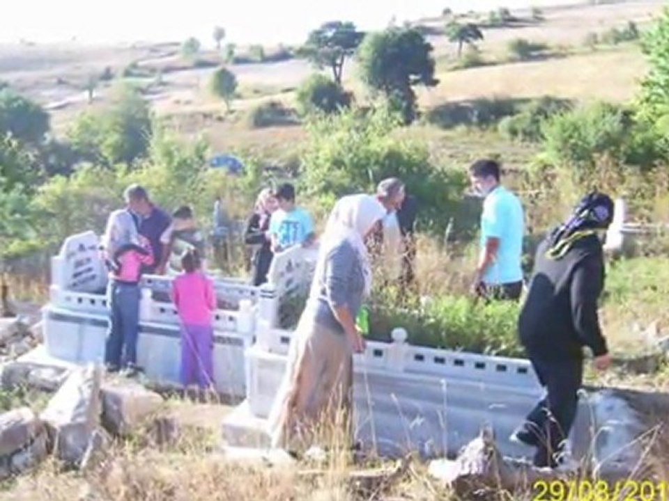 EYMÜR TV ARİFE GÜNÜ 29-08-2011 MEZARLIK ZİYARETİ