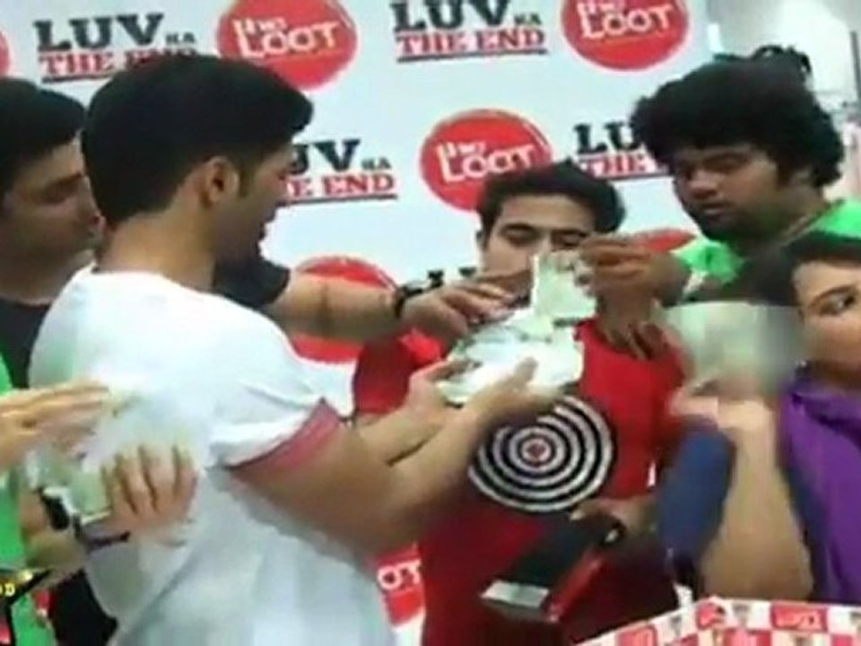 Sharaddha Kapoor & Taaha Shah Of Luv Ka The End At Loot Store For The Collection Launch - Full Video