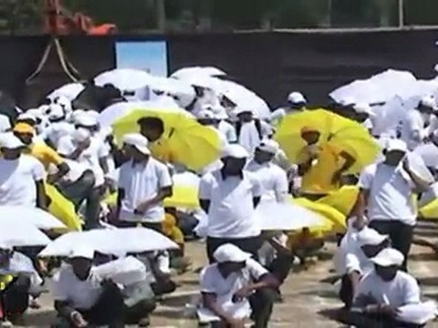 Neutrogenas Attempt To Create Guinness World Record for the Largest Umbrella Mosaic