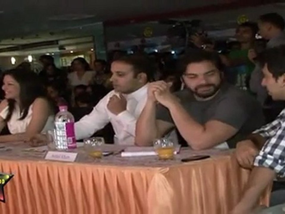 A Young Girl Showcases Her Talent While Sohil Kahn,Ashmit Patel & Aditi Govitrikar Watch