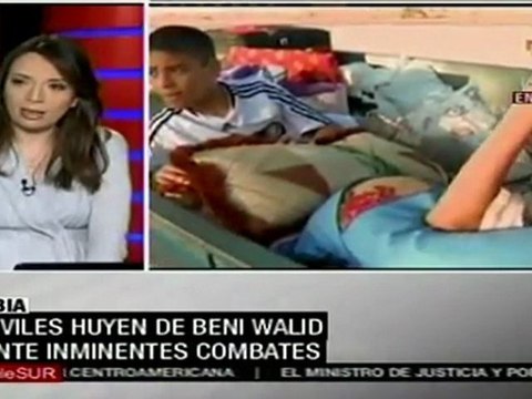 Civiles libios huyen de Beni Walid por bombardeos y combates