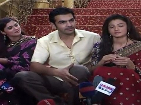 Sexy Suhasi Aka Aabha & Karan Shows Their On Screen Chemistry On Lovation Yanha Mei Ghar Ghar Kheli'