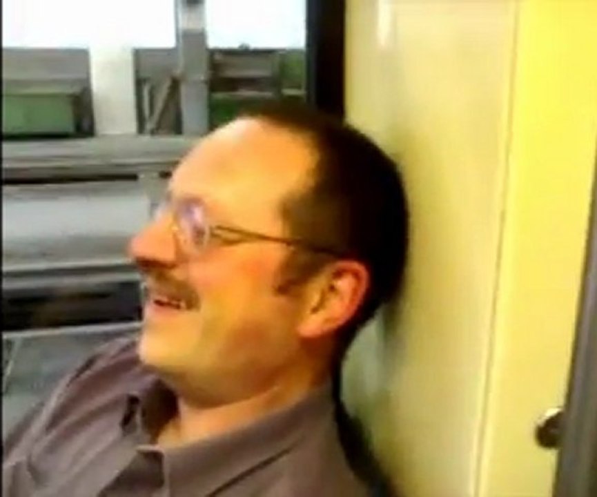 Der Typ lacht wie eine Ente!!