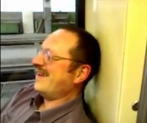 Der Typ lacht wie eine Ente!!