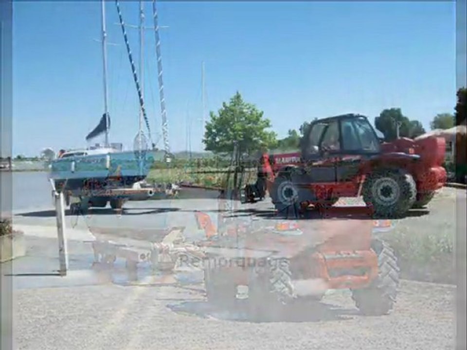 Dry stack Marina in France on the Atlantic Coast - Port a sec de Soubise: sortie d'eau, mise à l'eau d'un bateau