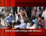 Rahul Gandhi sitting with farmers