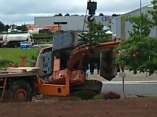 grutage d'une pelle case dans un rond-point