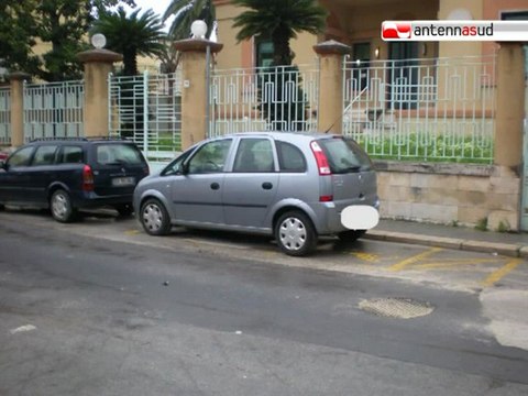 TG 18.05.10 Adelfia, vigile urbano occupa posto per disabile
