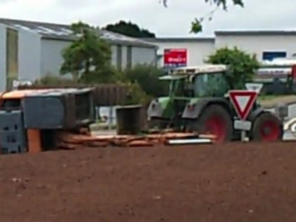 Pelle case couchée dans un rond-point
