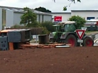 Pelle case couchée dans un rond-point