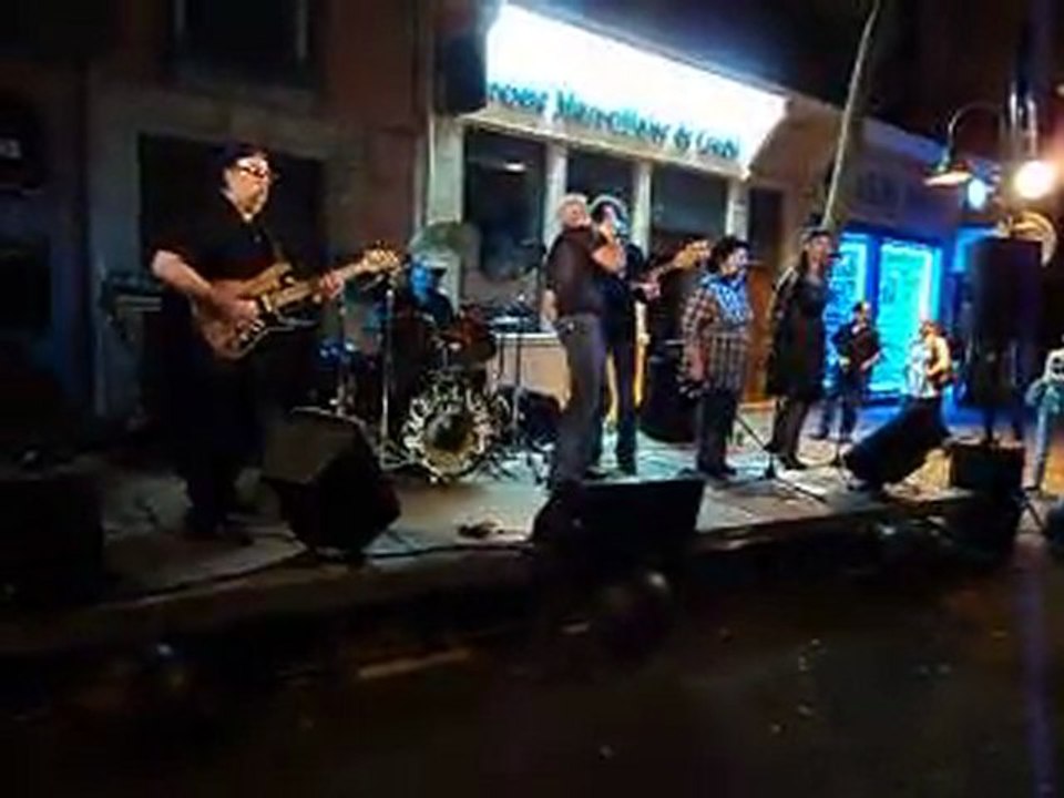 Les GRACELANDERS "JOHNNY B." (extrait) CONCERT du Ven. 26 Aout 2011!!! PLACE DU FRANCE, CERET P.O.