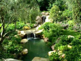 Yapay tropikal bahçe üzerinde doğal ve yapay taşlardan şelale yapımı