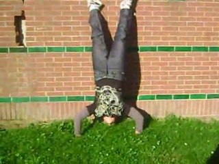 Pompes en équilibre sur un mur