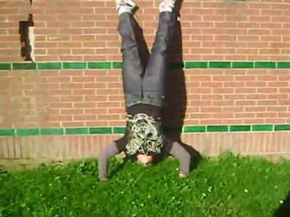 Pompes en équilibre sur un mur