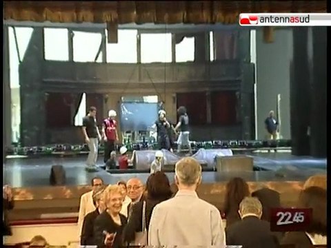TG 22.06.10 Petruzzelli: Siegfried, cambio di scena a sipario aperto