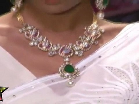 Hot & Sexy Babes in White Saree Look Like Sex Goddess At IIJW 2011 Third Day