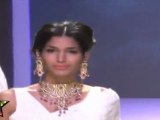 Hot & Sexy Babes In White saree Dazzles In Gold  At IIJW 2011 Third Day