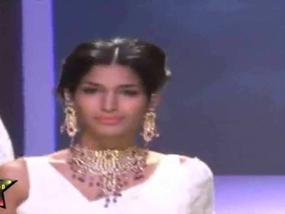 Hot & Sexy Babes In White saree Dazzles In Gold  At IIJW 2011 Third Day