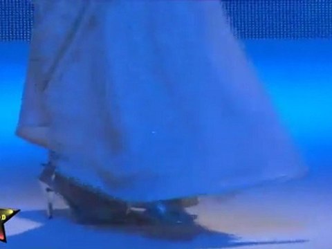 Sex Bombs Aanchal Kumar & Netra Raghuraman Sizzling In Gold Jewelry At IIJW 2011 Third Day