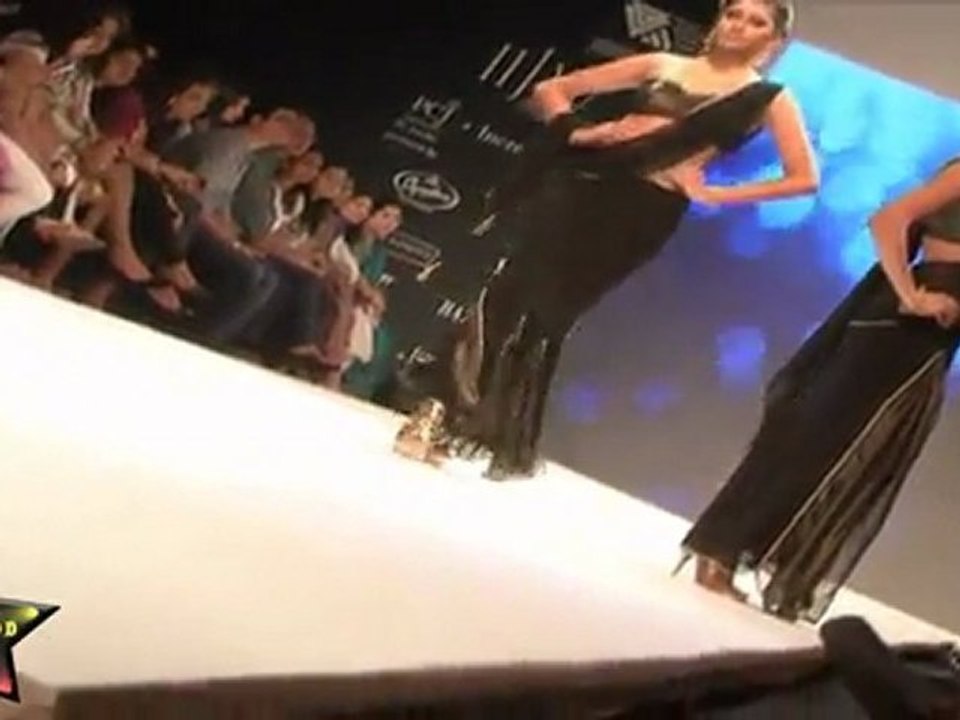 Gorgeous Babes in A Sexy Black Saree Shows Their Sexy Waist & Cleavage At IIJW 2011